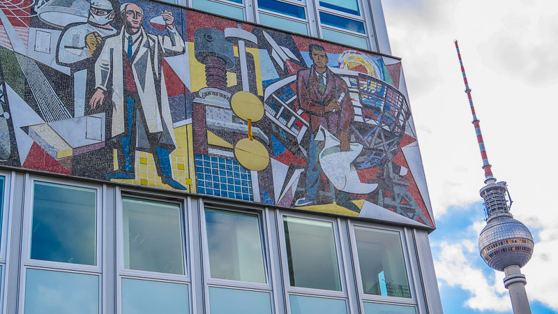 Sozialistisches Mosaik Haus des Lehrers Alexanderplatz Berlin