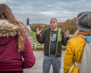 tour guide berlin at soviet war memorial