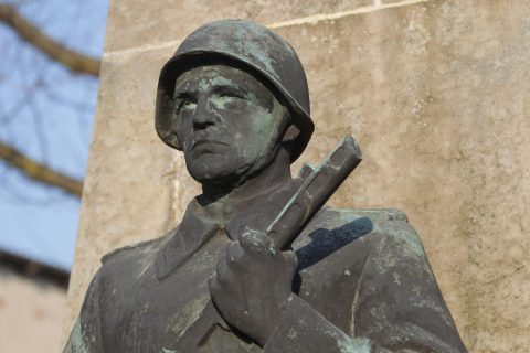 Rotarmist am Sowjetischen Ehrenfriedhof in Kyritz_