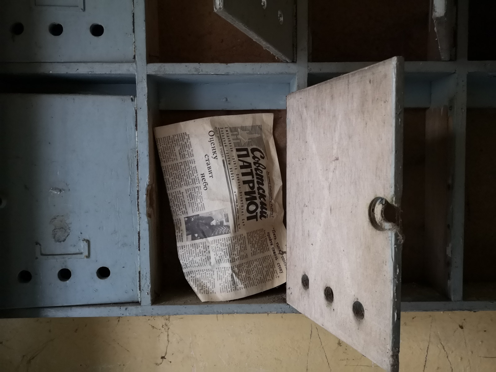 Briefkasten mit sowjetischer Zeitung in -Little Prypjat- in Deutschland